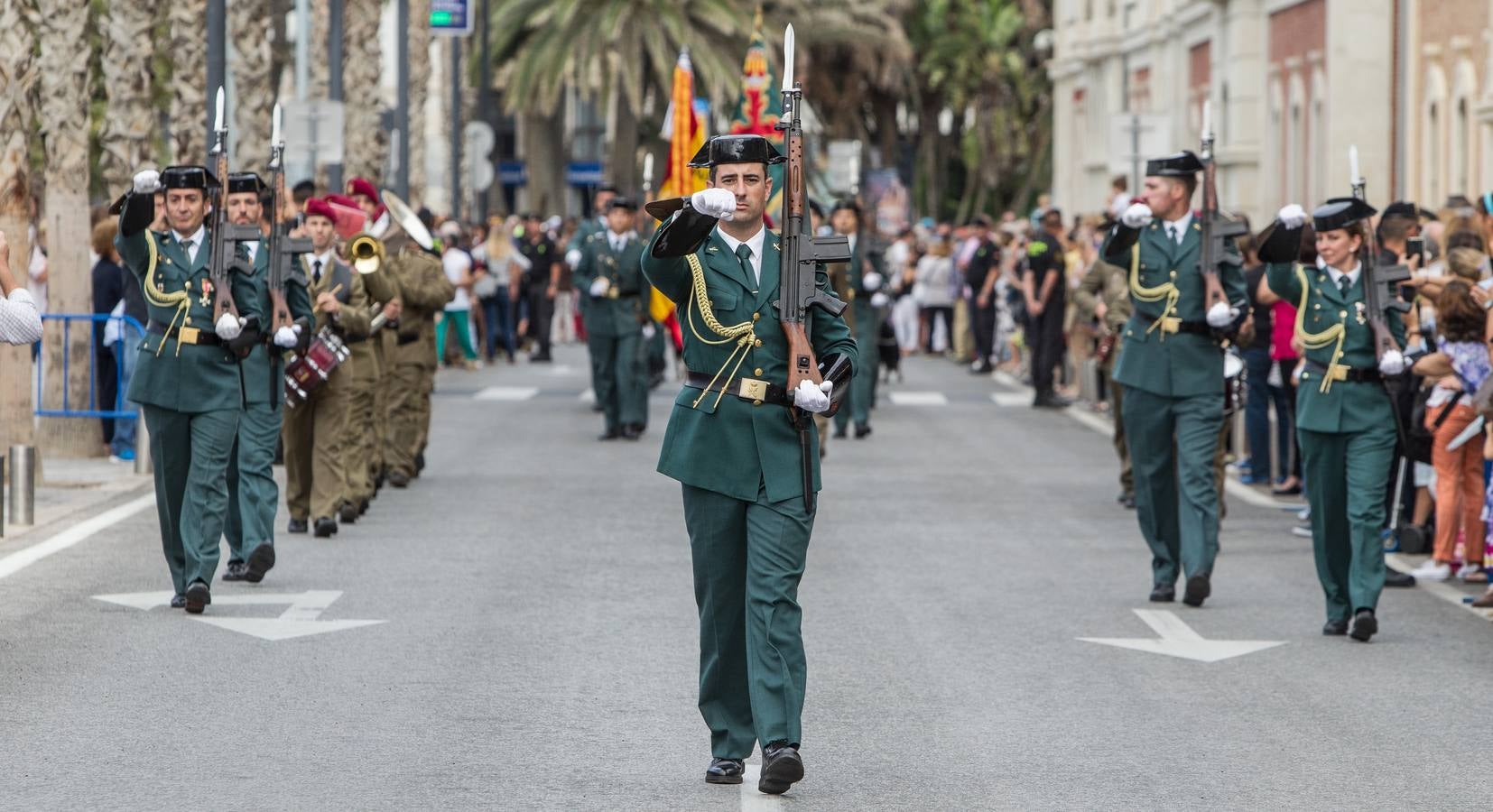 La Guardia Civil desfila por Alicante con motivo de los actos en honor a la Virgen del Pilar