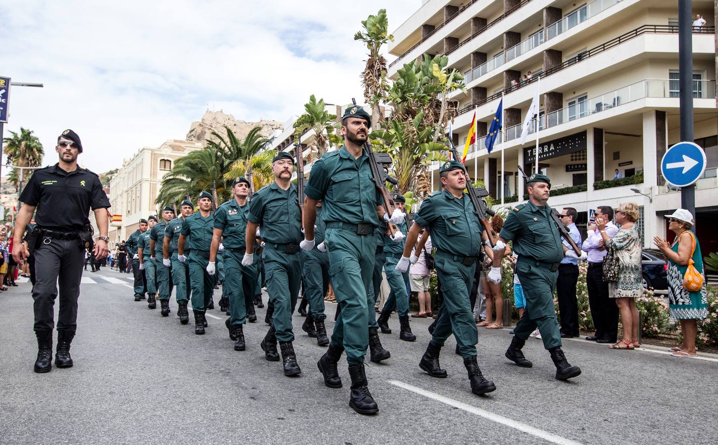 La Guardia Civil desfila por Alicante con motivo de los actos en honor a la Virgen del Pilar