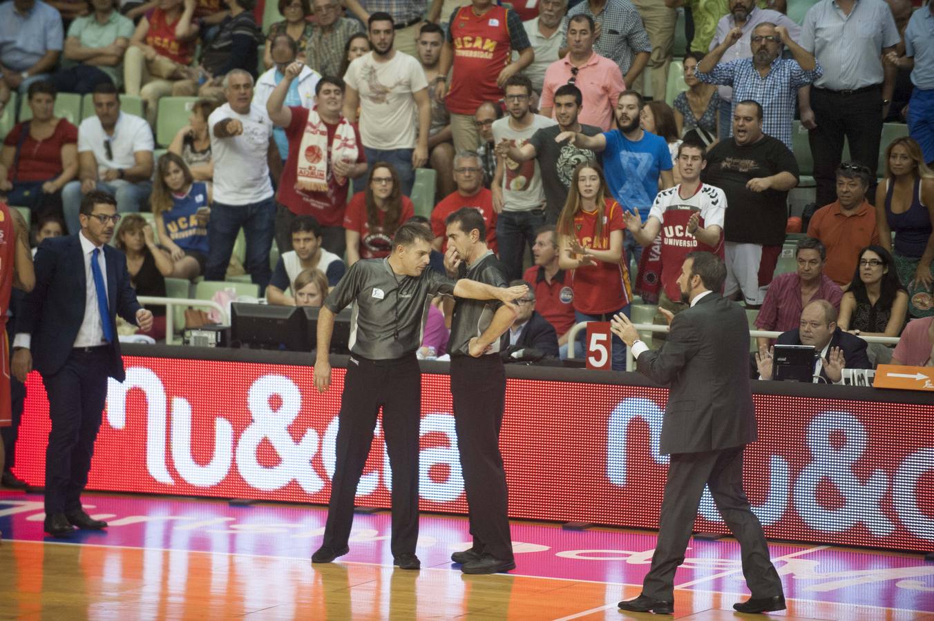 Los árbitros deciden el triunfo a favor de Unicaja (58-60)