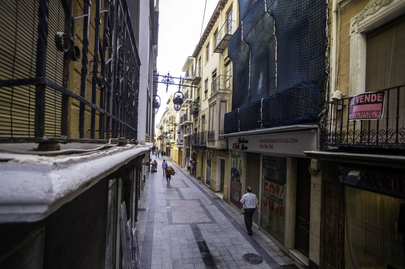 Las protecciones proliferan en el casco antiguo de Orihuela a causa de los desprendimientos por lluvias