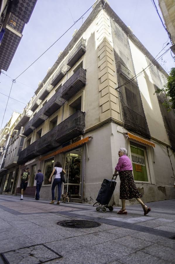 Las protecciones proliferan en el casco antiguo de Orihuela a causa de los desprendimientos por lluvias