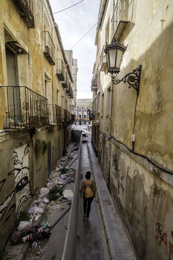 Las protecciones proliferan en el casco antiguo de Orihuela a causa de los desprendimientos por lluvias