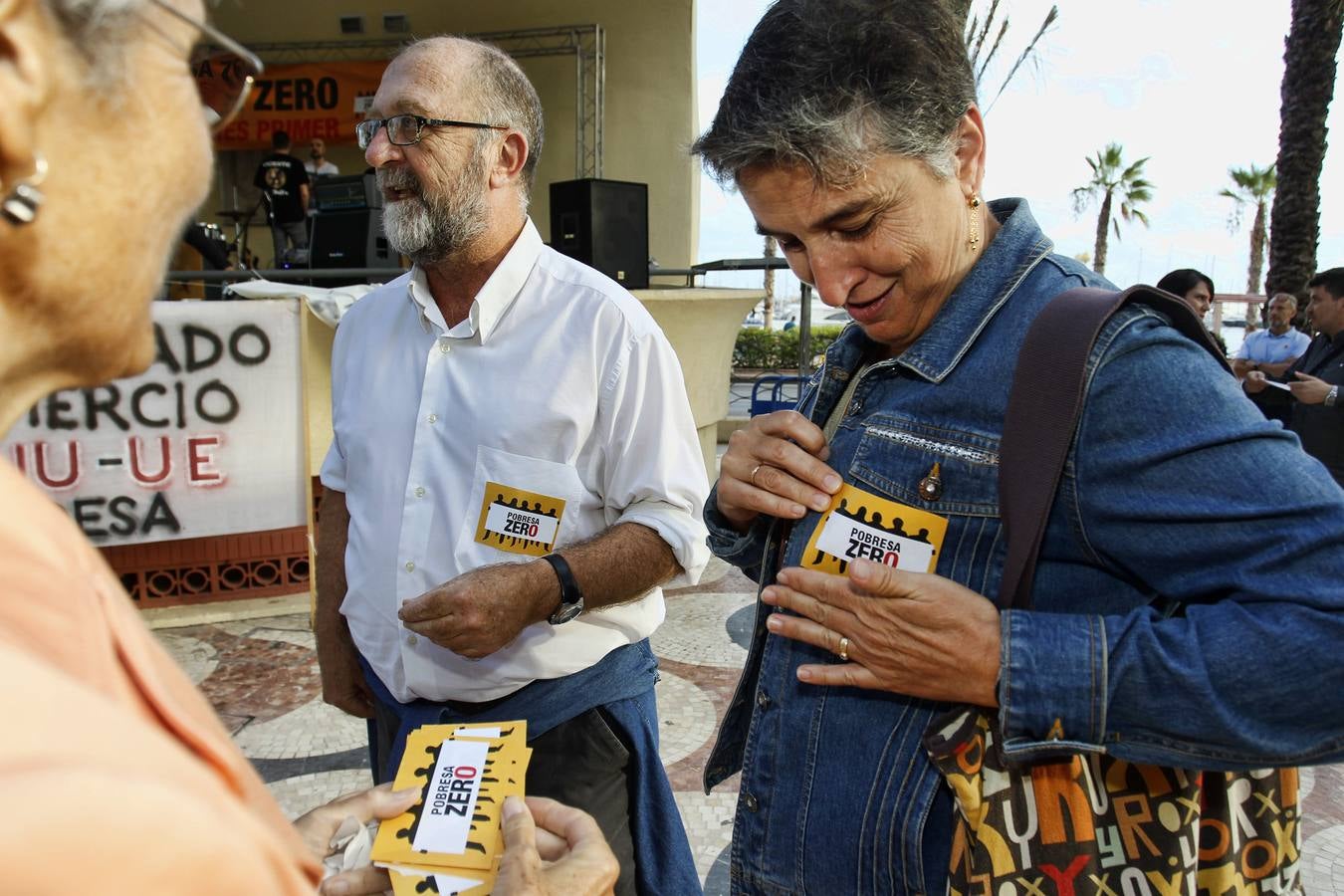 Música y cartelería contra la pobreza