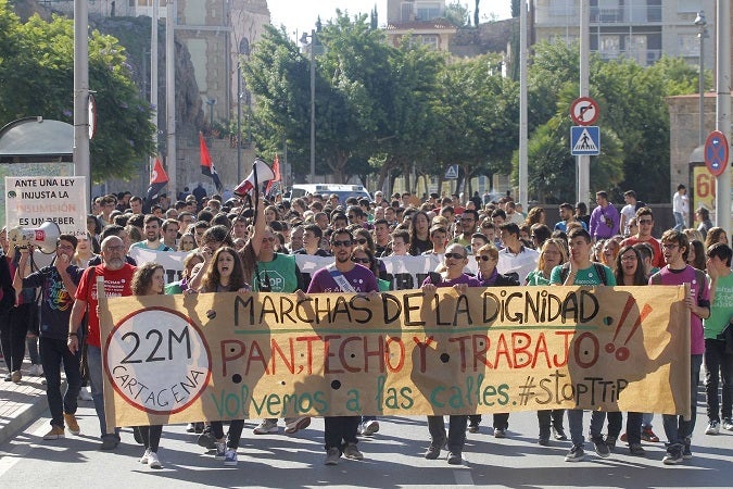 Cerca de 200 personas se manifiestan por las calles de la ciudad