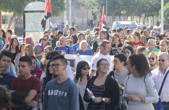 Cerca de 200 personas se manifiestan por las calles de la ciudad