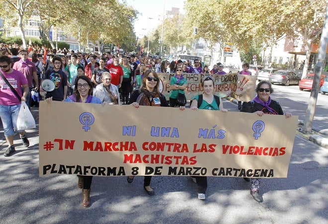 Cerca de 200 personas se manifiestan por las calles de la ciudad