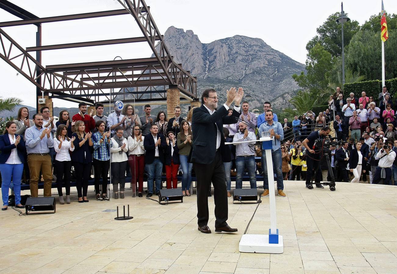 Mariano Rajoy clausura un acto en Finestrat y pasea por Calpe