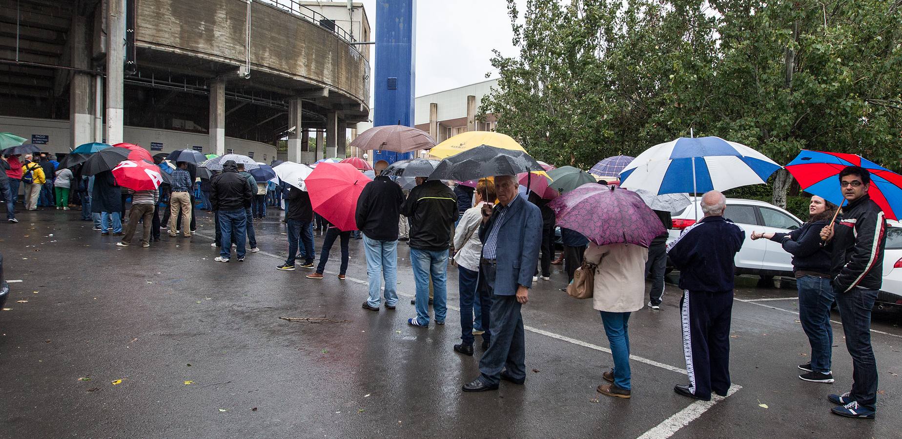 La lluvia no evita las primeras colas para ver jugar a España