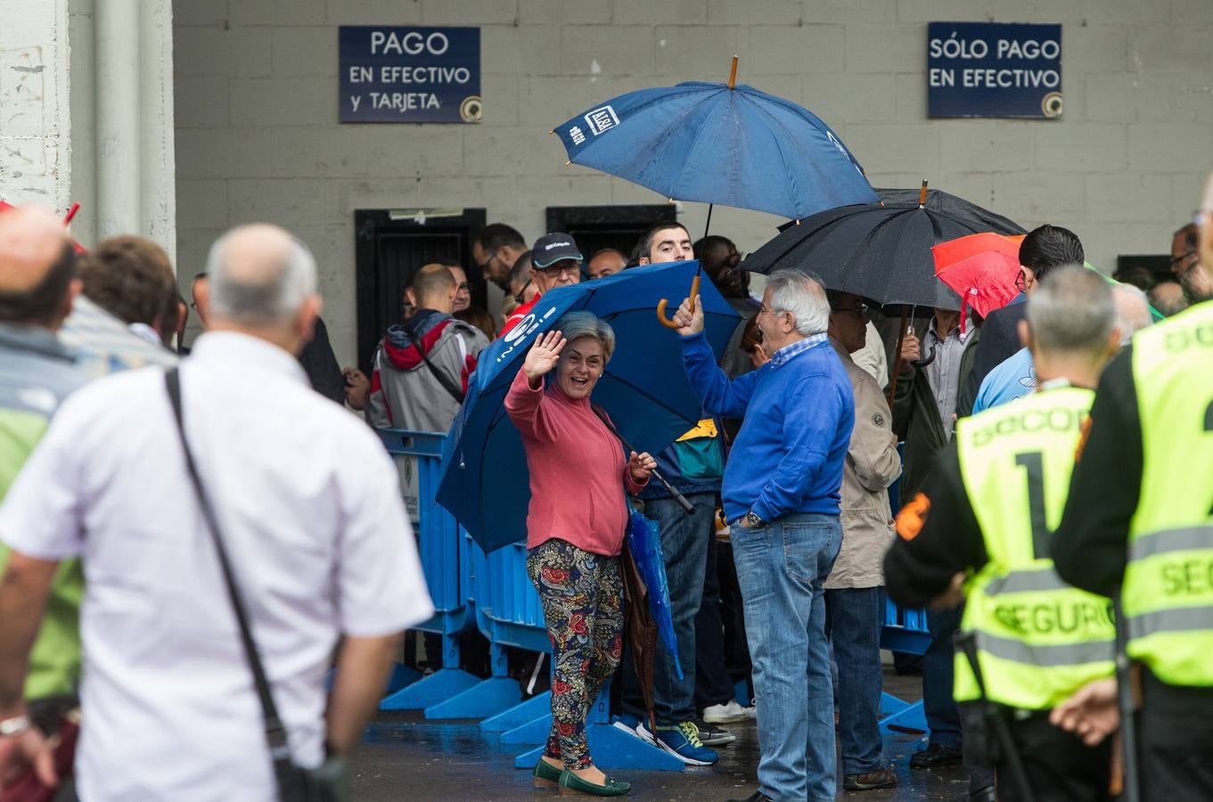 La lluvia no evita las primeras colas para ver jugar a España