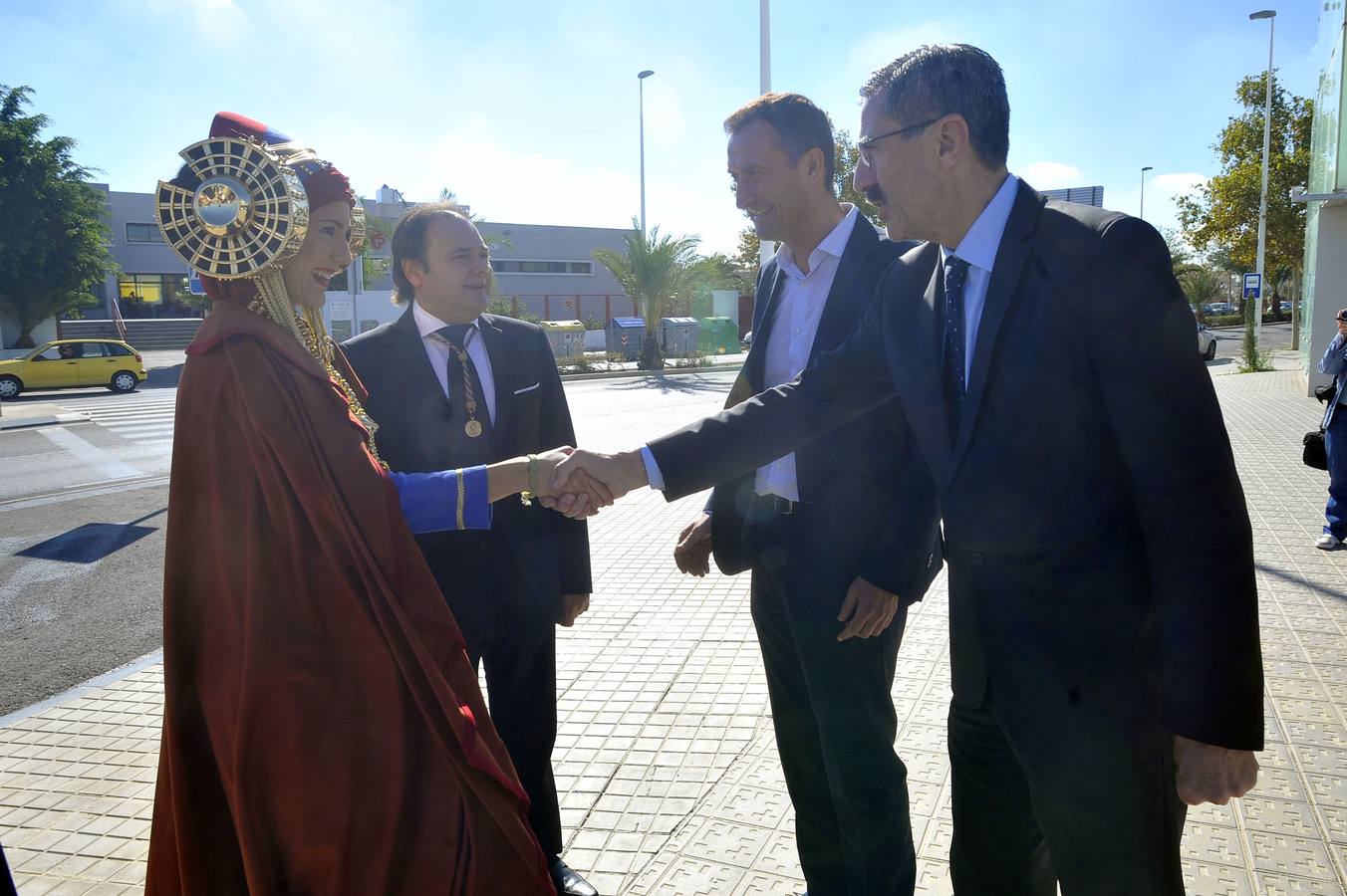 Entrega del busto de la Dama de Elche a la Policía autonómica