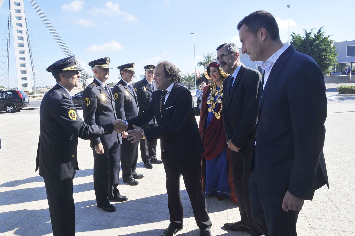 Entrega del busto de la Dama de Elche a la Policía autonómica