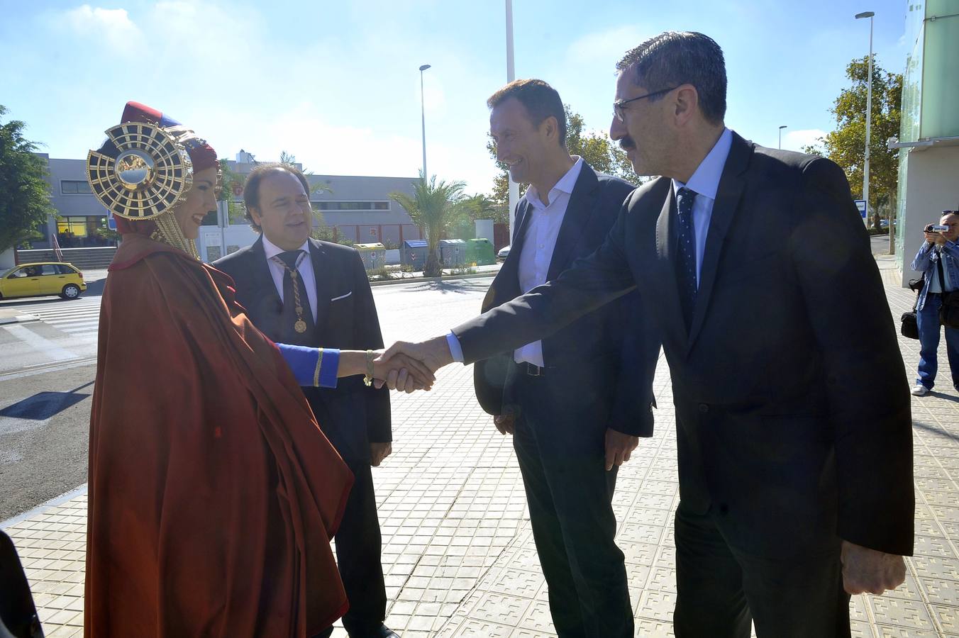 Entrega del busto de la Dama de Elche a la Policía autonómica