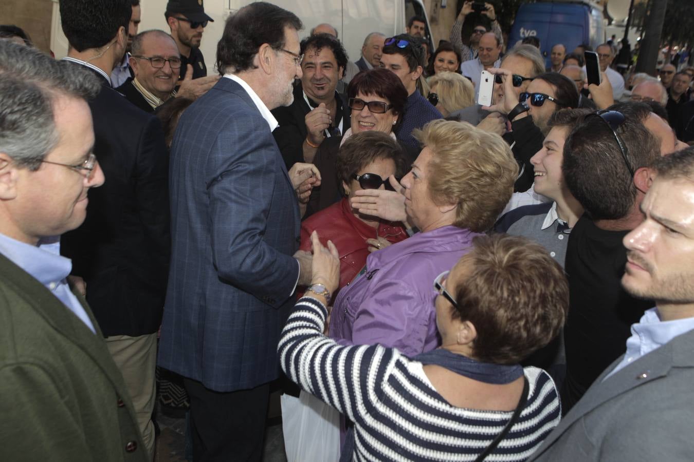 Rajoy se da un baño de masas en Lorca