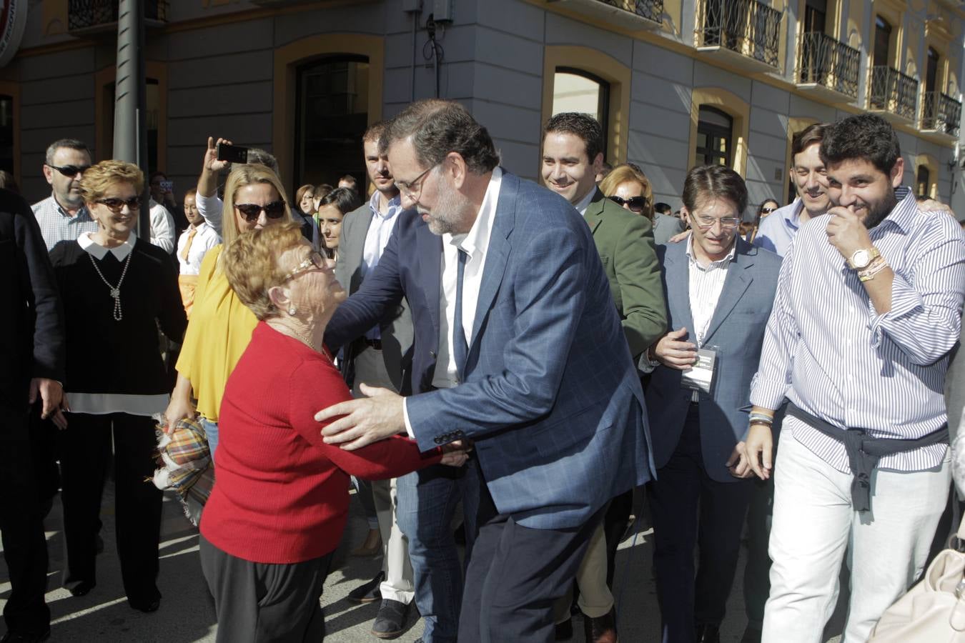 Rajoy se da un baño de masas en Lorca