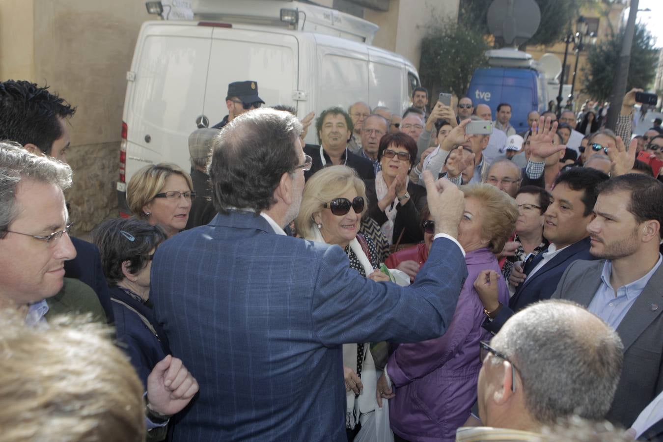 Rajoy se da un baño de masas en Lorca