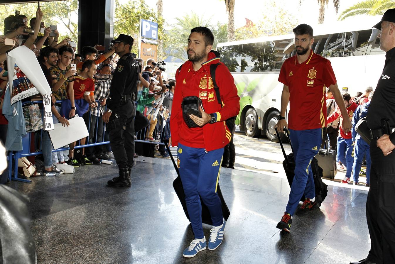 Aficionados reciben a la selección española en Alicante