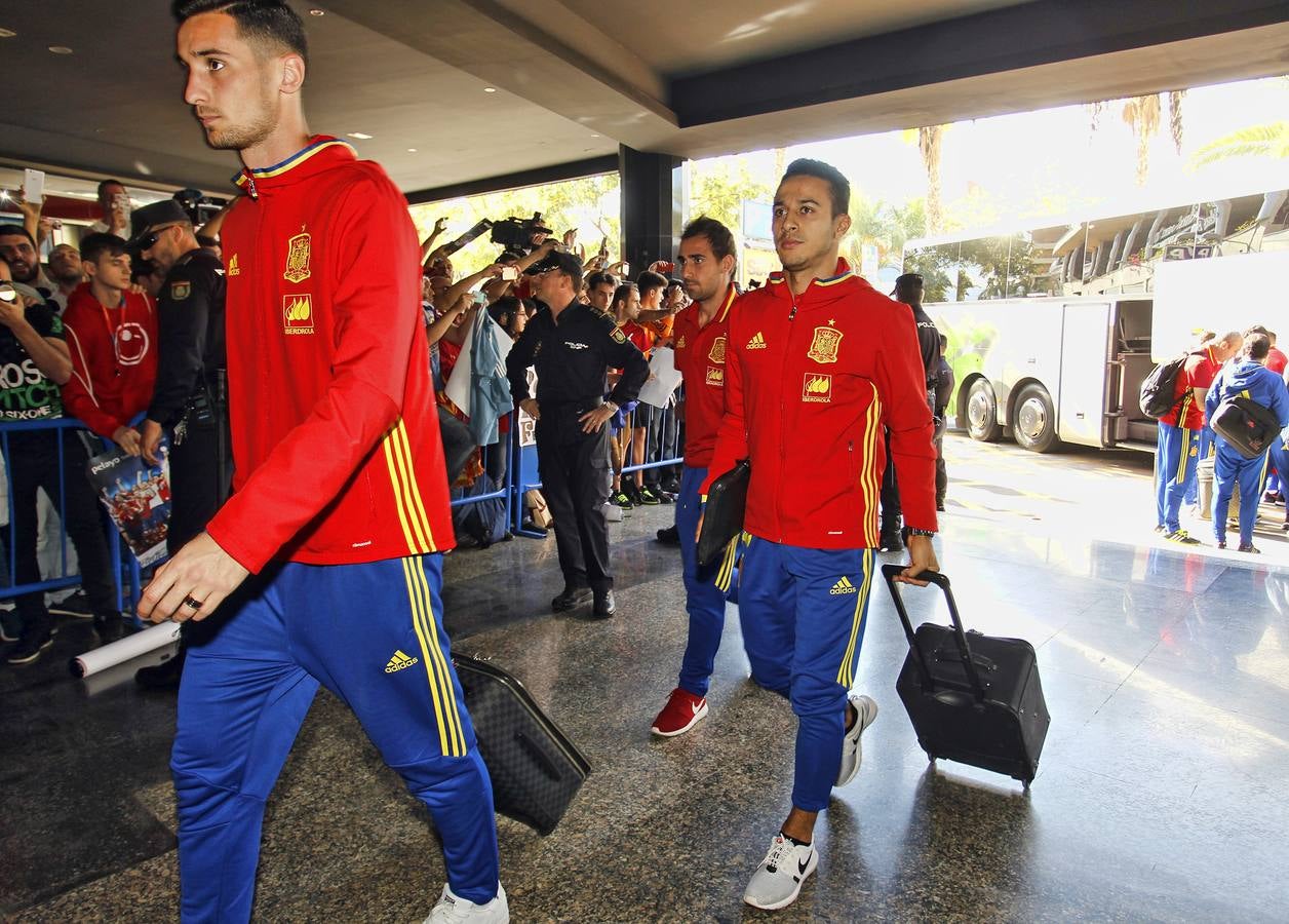 Aficionados reciben a la selección española en Alicante