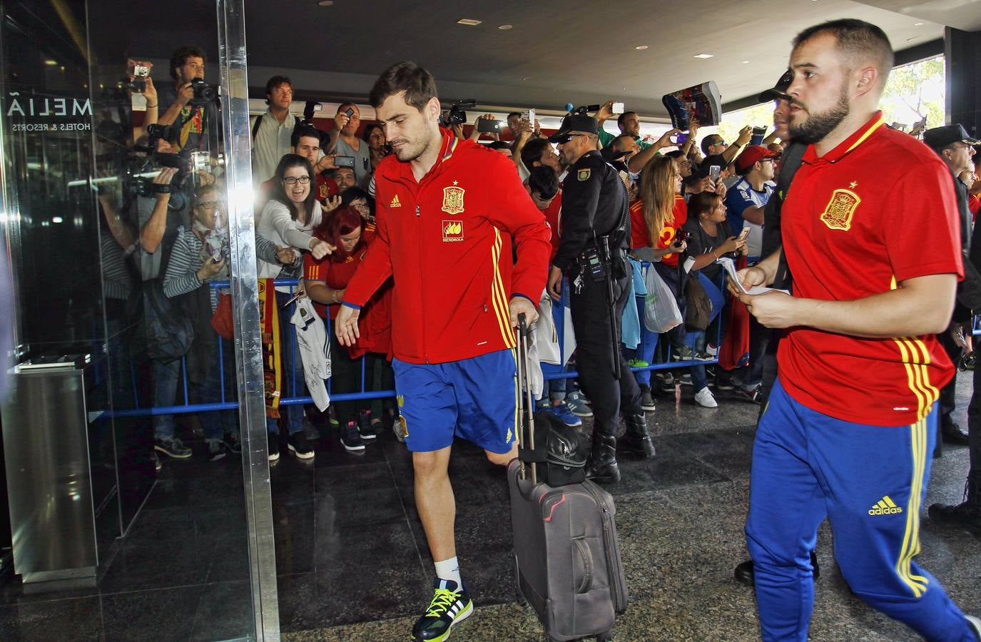 Aficionados reciben a la selección española en Alicante