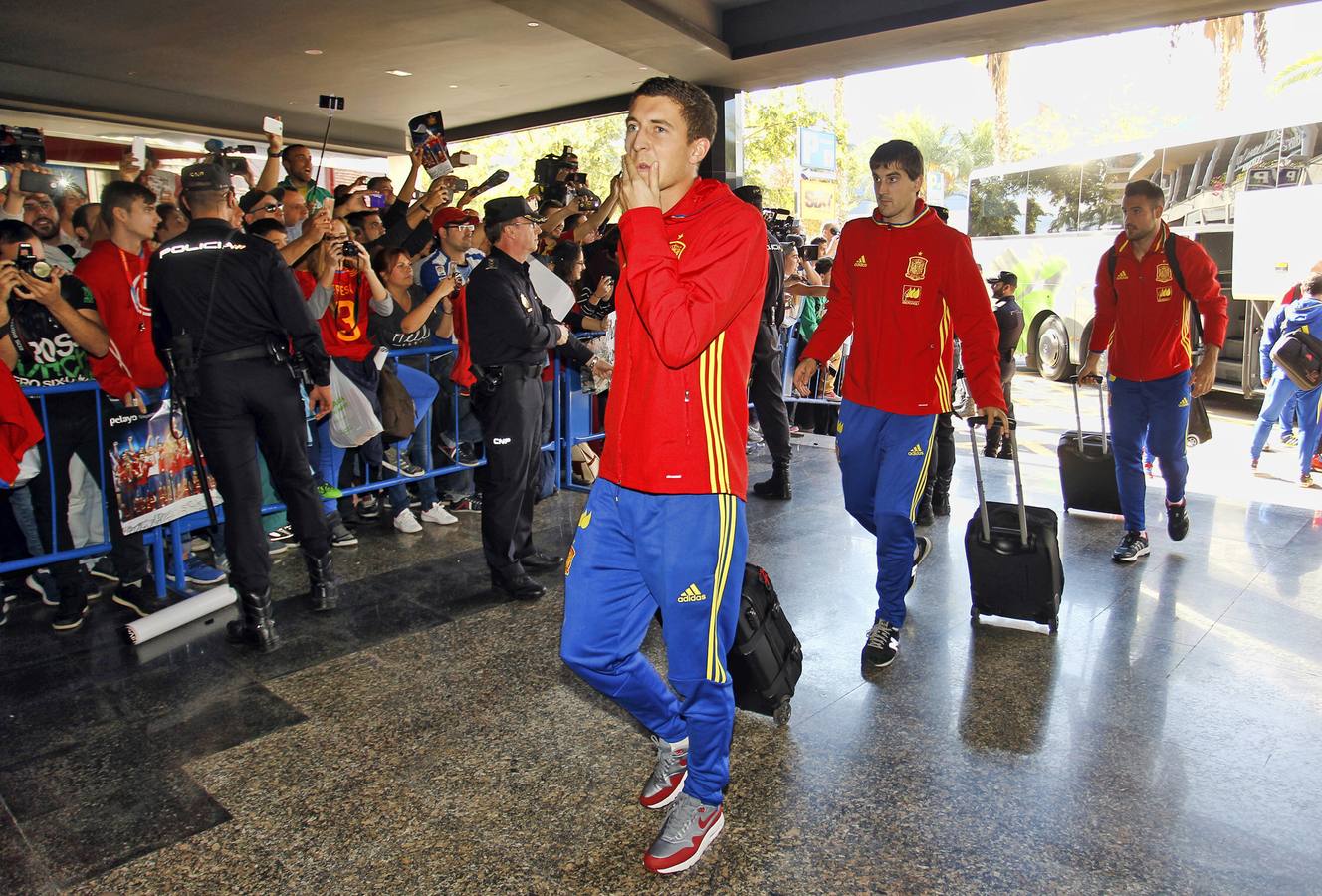 Aficionados reciben a la selección española en Alicante