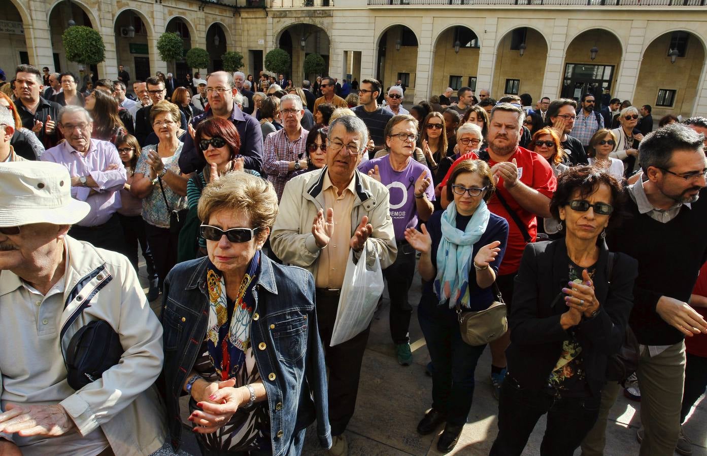 Pleno extraordinario del Consell por los atentados en París