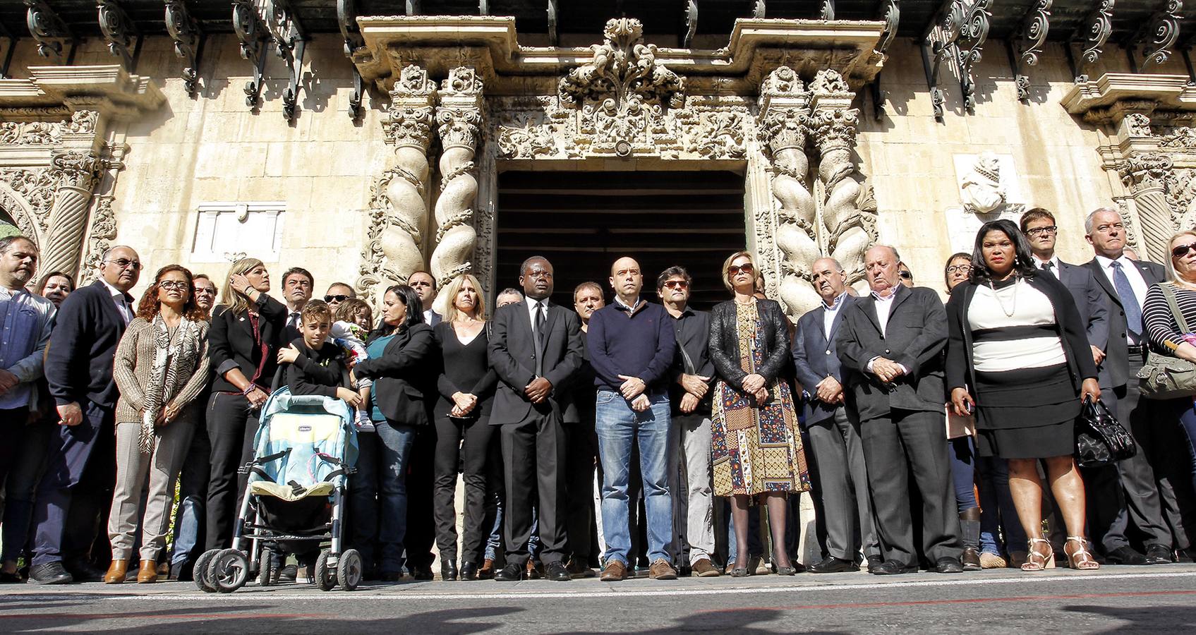 Pleno extraordinario del Consell por los atentados en París