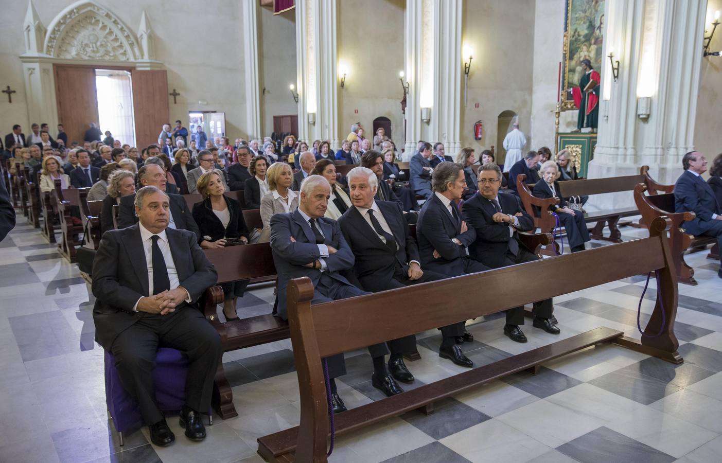 Momento de la misa de cabo de año celebrada al mediodía del viernes en la capilla de la hermandad de Los Gitanos en Sevilla.