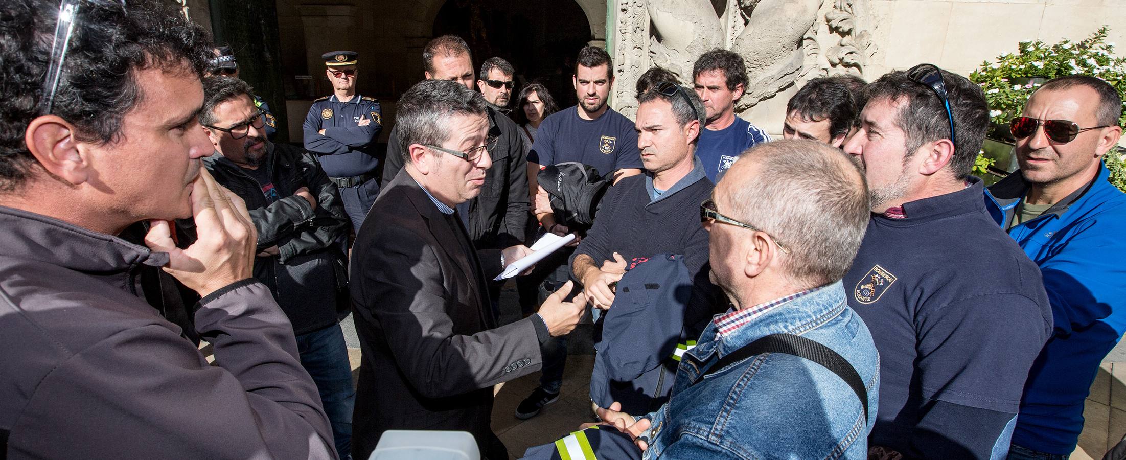 Los bomberos de Aliacnte preden el Pleno