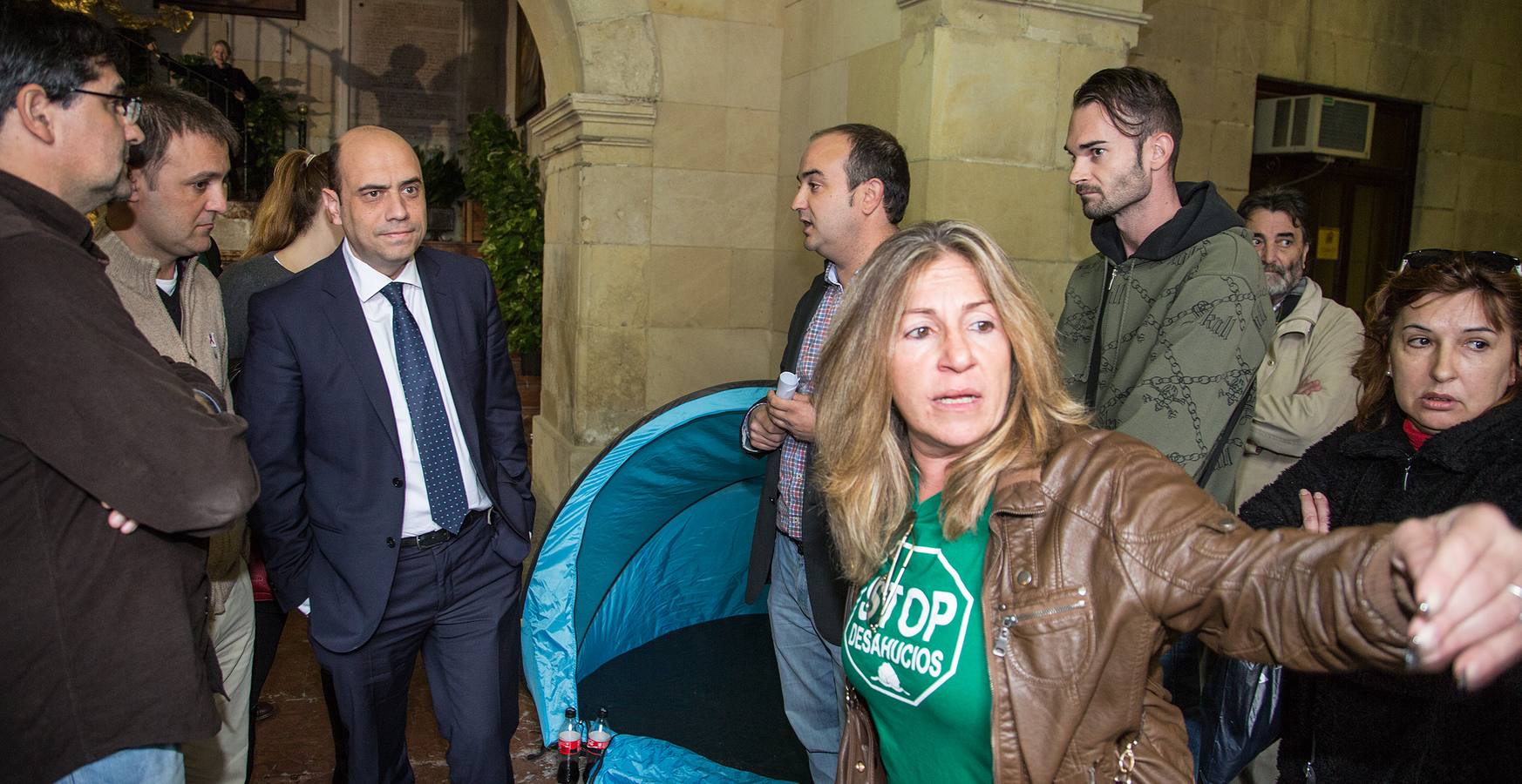 Stop Desahucios acampa en el Ayuntamiento de Alicante