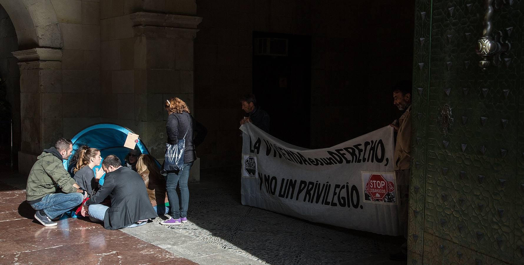 Stop Desahucios acampa en el Ayuntamiento de Alicante