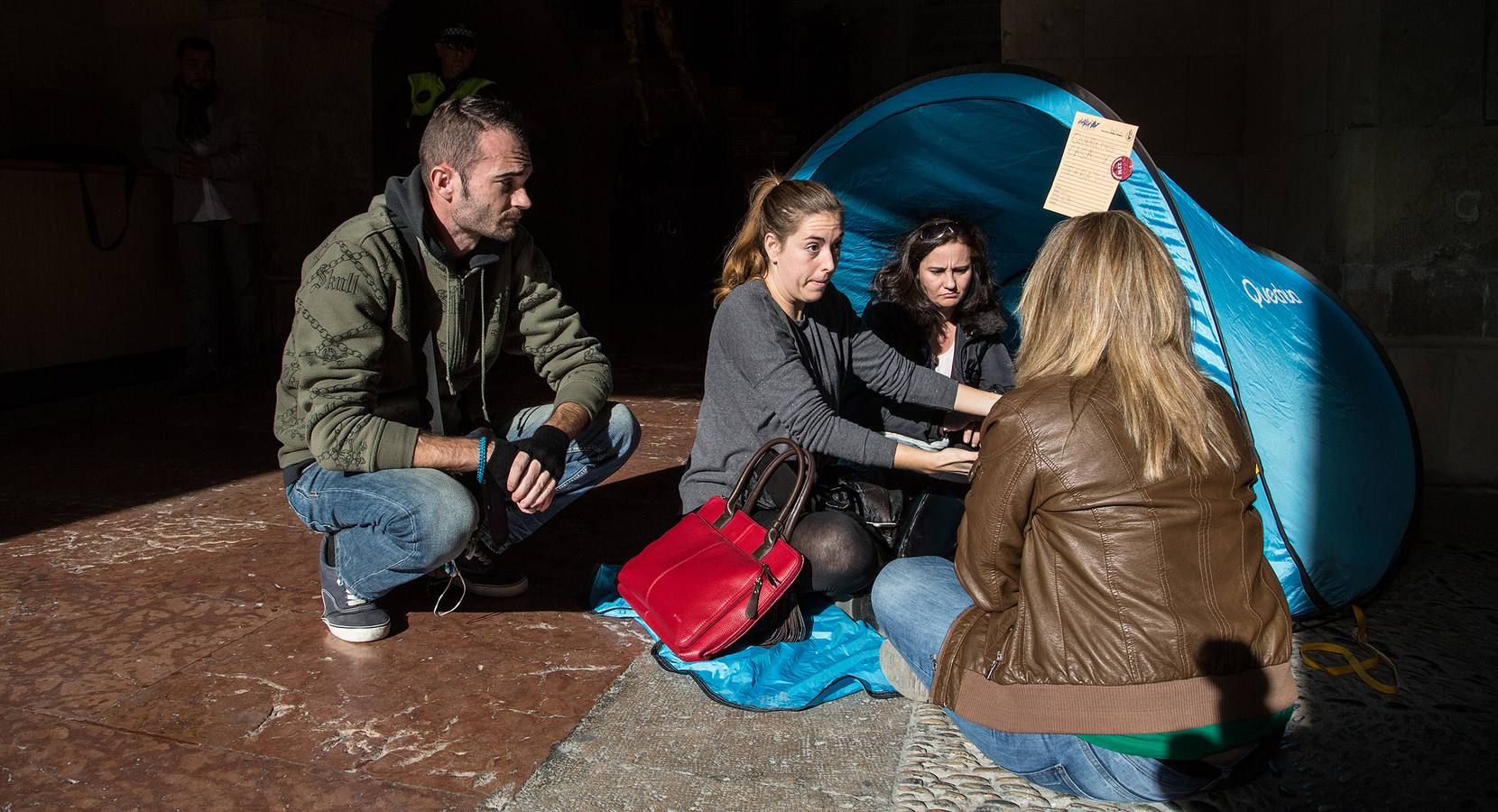 Stop Desahucios acampa en el Ayuntamiento de Alicante