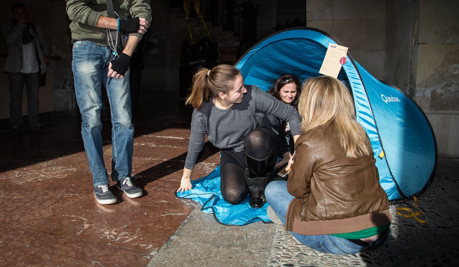 Stop Desahucios acampa en el Ayuntamiento de Alicante