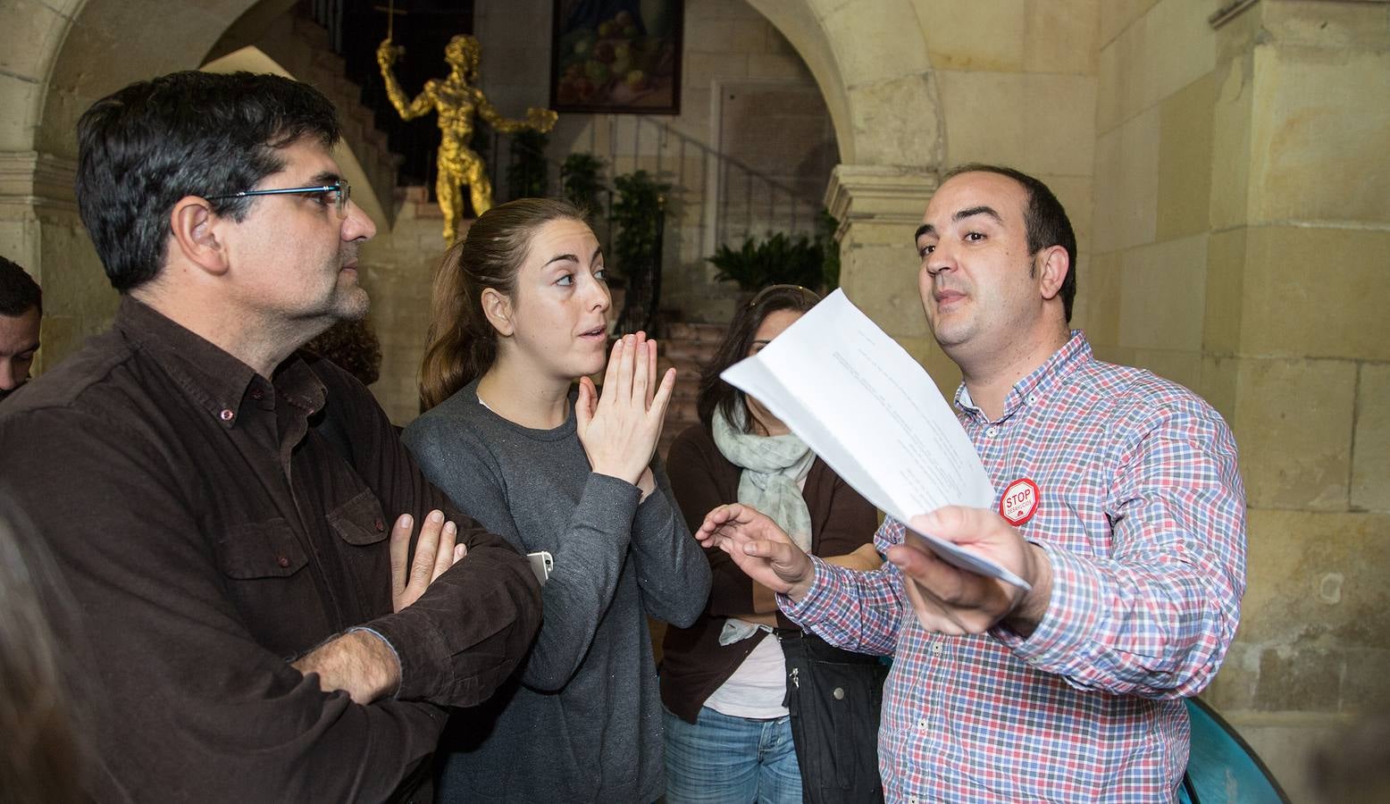 Stop Desahucios acampa en el Ayuntamiento de Alicante