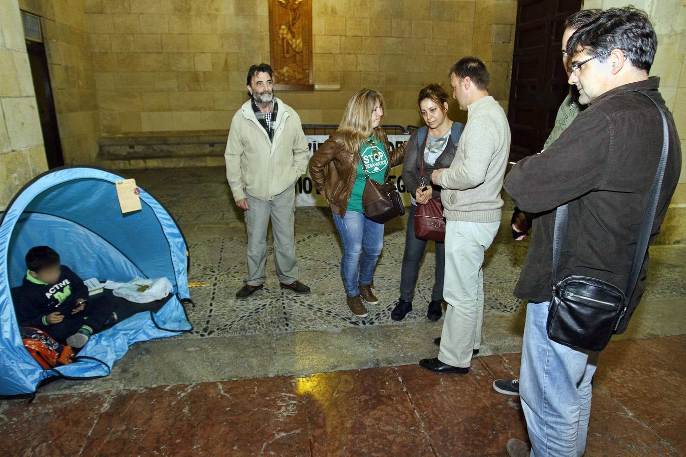 Stop Desahucios acampa en el Ayuntamiento de Alicante