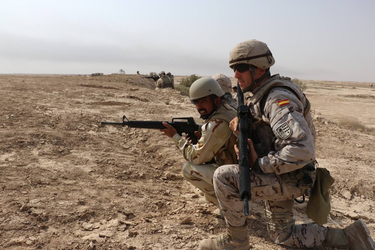 Paracaidista de la BPAC III, instruyendo a militares iraquíes.