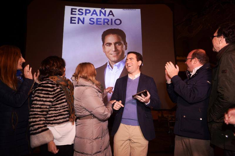 Las imágenes de la semana en la Región. Teodoro García colocando digitalmente el cartel virtual de su campaña electoral