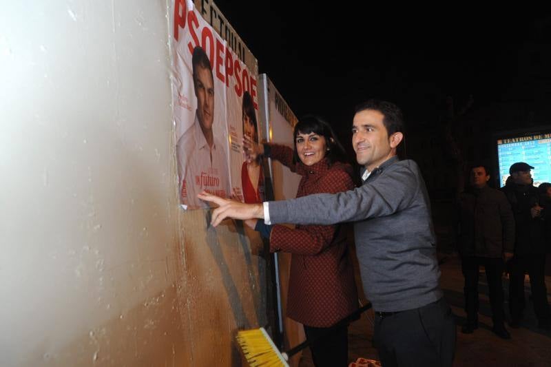 Las imágenes de la semana en la Región. María González Veracruz durante la pegada de carteles electorales del 20D