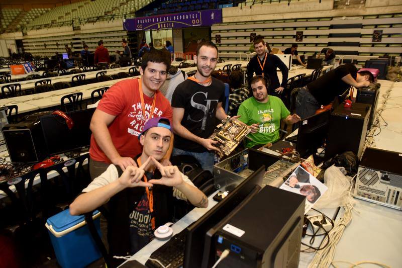 Las imágenes de la semana en la Región. Comienzan a llegar al Palacio de los Deportes los más de mil aficionados a las nuevas tecnologías que se darán cita este puente en la decimocuarta edición de la Murcia Lan Party