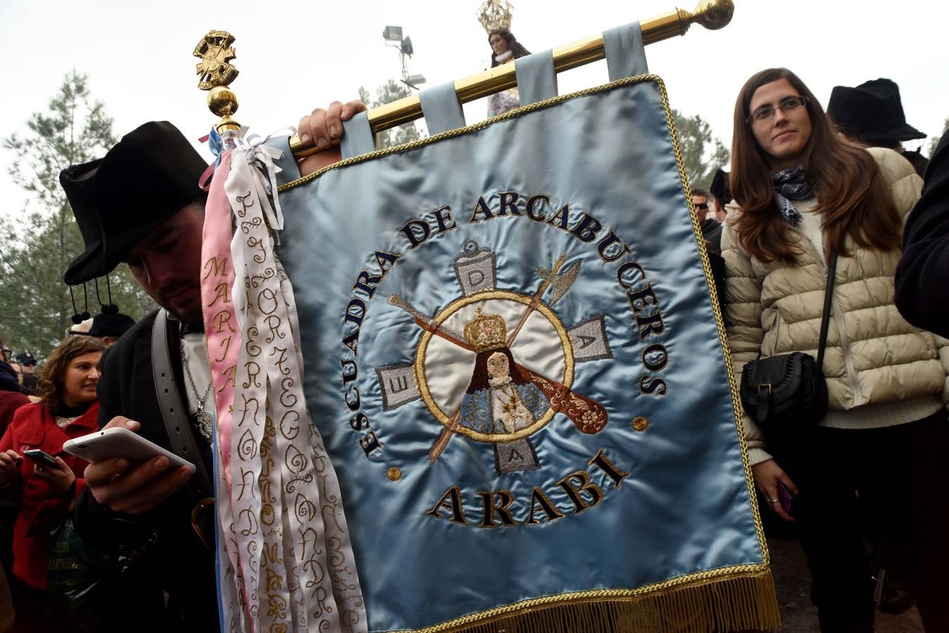 La Patrona de Yecla baja a la ciudad entre las salvas de pólvora de los arcabuces