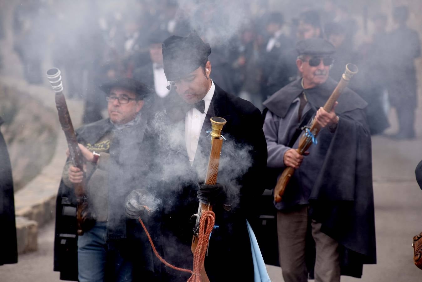 La Patrona de Yecla baja a la ciudad entre las salvas de pólvora de los arcabuces