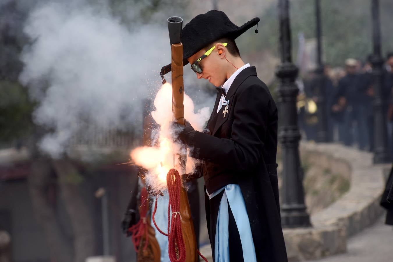 La Patrona de Yecla baja a la ciudad entre las salvas de pólvora de los arcabuces