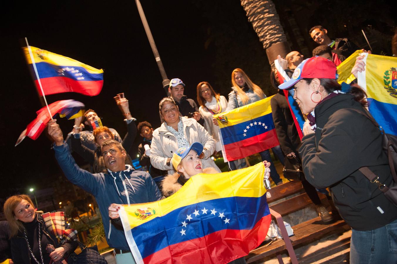 (7-12)  Decenas de venezolanos festejan sus eleciones en la Plaza Circular de Murcia.