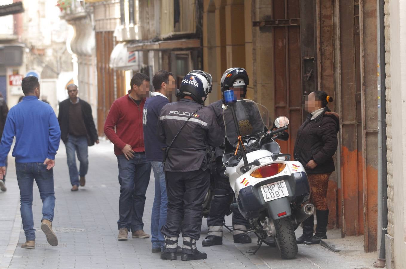 (11-12) Control policial para identificar a prostitutas en la calle Cuatro Cantos de Cartagena.