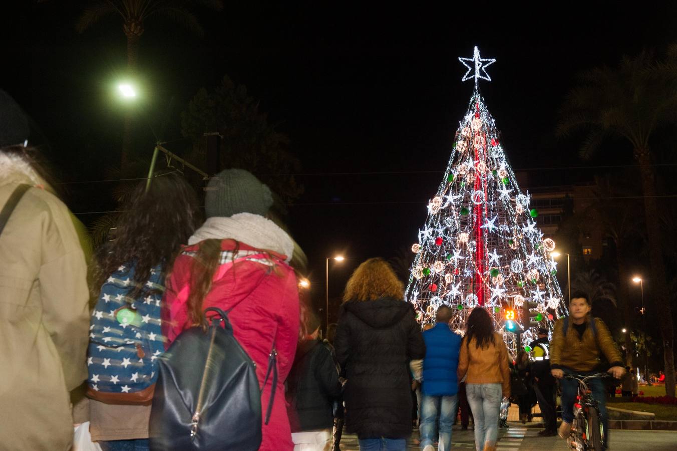 (11-12) Encendido del árbol de Navidad gigante en la Plaza Circular, al que asisten el alcalde de Murcia y varios concejales.