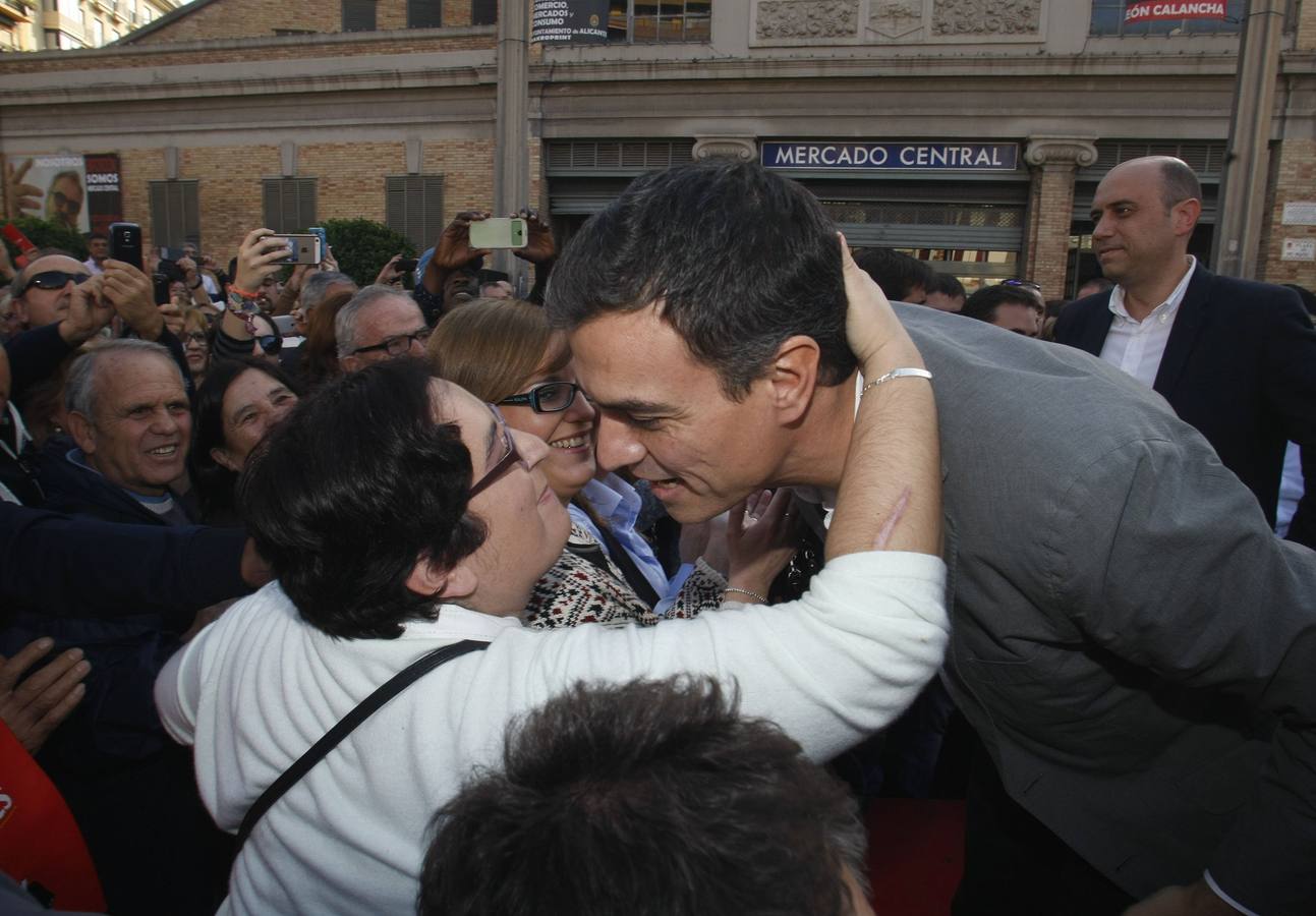 Pedro Sánchez visita en campaña el Mercado Central de Alicante