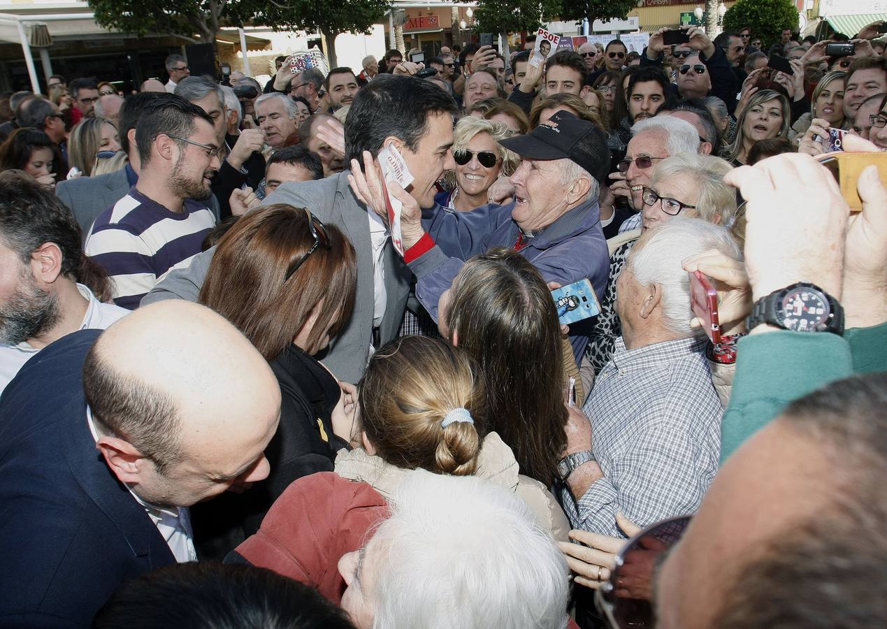 Pedro Sánchez visita en campaña el Mercado Central de Alicante