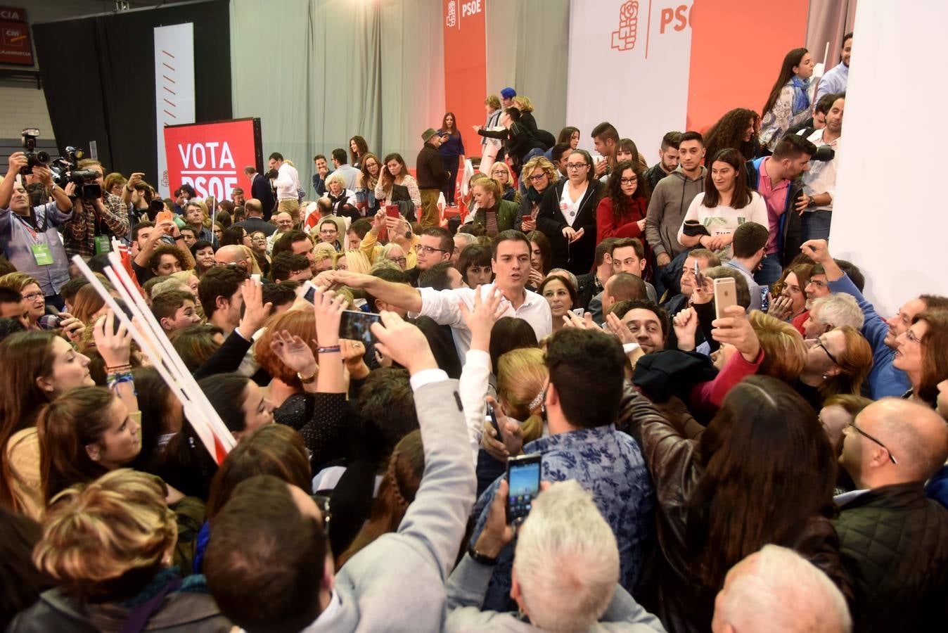 Pedro Sánchez, en Murcia: «En lo único que no ha recortado el PP es en corrupción»