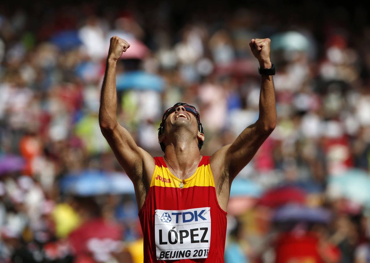 24 DE AGOSTO. Miguel Ángel López se cuelga la medalla de oro en Pekín y se convierte en el primer murciano que gana el Mundial.