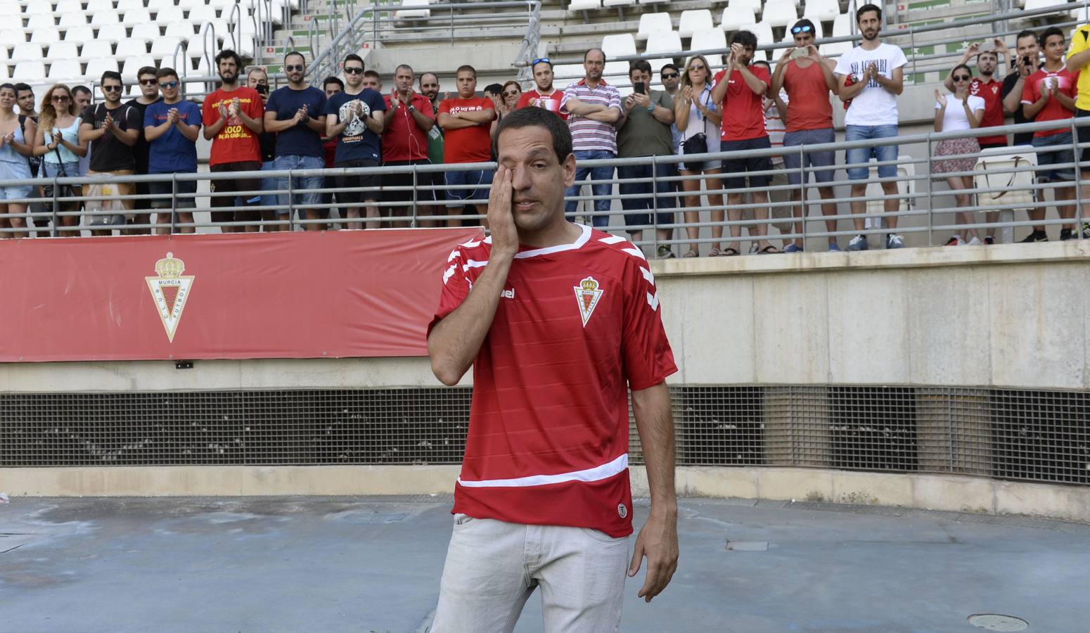 21 DE JULIO. Acciari se retira con 36 años y pasa a entrenar al Imperial. El argentino se despide llorando de la afición y de sus compañeros del Real Murcia en la Nueva Condomina