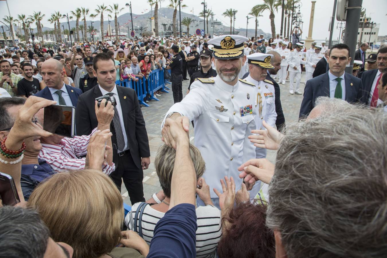 13 DE JUNIO. Decenas de cartageneros aclaman a Don Felipe en la parada por el centenario del Arma Submarina en Cartagena, en su primera visita a la Región tras la abdicación de Juan Carlos I.