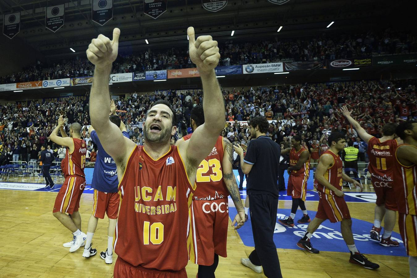 23 DE MARZO. El UCAM Murcia vence al Real Madrid. Más de 7.500 espectadores se ponen en pie para aplaudir al equipo tras el encuentro.